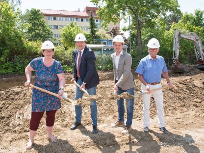 Spatenstich mit Bettina Lahnsteiner (Leiterin Seniorenwohnheim), Bürgermeister Matthias Stadler, Christian Wildeis und Hermann Haneder (beide Fa. Swietelsky).  (Foto: Josef Vorlaufer)
