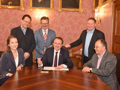 6 Personen im Bürgermeisterzimmer. (Foto: Vorlaufer)