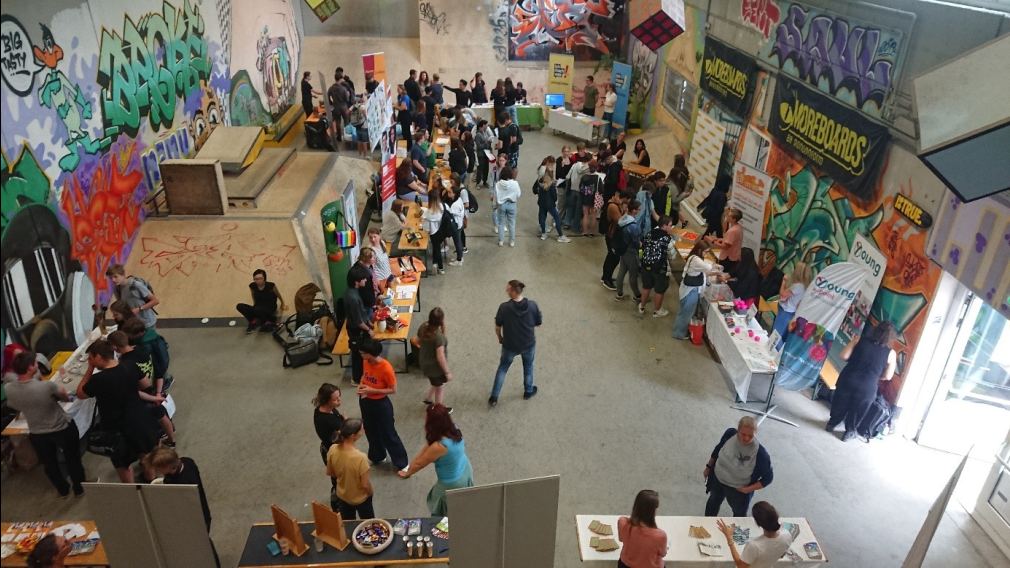 Auch heuer werden sich die im „Jugendsozialratgeber” vertretenen Einrichtungen bei der Jugendinfo-Messe vorstellen. (Foto: Michael Hogl)
