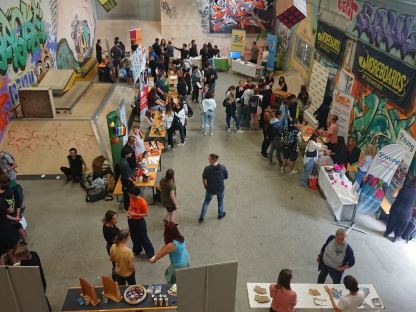 Auch heuer werden sich die im „Jugendsozialratgeber” vertretenen Einrichtungen bei der Jugendinfo-Messe vorstellen. (Foto: Michael Hogl)