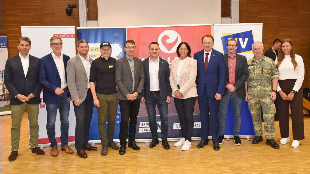 Elf Personen vor Rollups. (Foto: Vorlaufer)