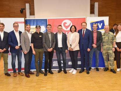 Elf Personen vor Rollups. (Foto: Vorlaufer)