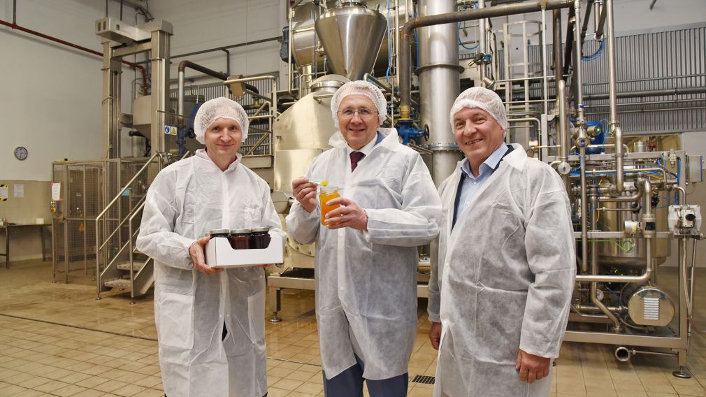 Betriebsbesuch bei der Fa. Aprosell. V.l.n.r.: Geschäftsführer Bernhard Angel, Bürgermeister Matthias Stadler und Mitgesellschafter Clemens Schneider. (Foto: Josef Vorlaufer)   