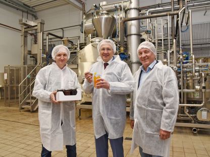 Betriebsbesuch bei der Fa. Aprosell. V.l.n.r.: Geschäftsführer Bernhard Angel, Bürgermeister Matthias Stadler und Mitgesellschafter Clemens Schneider. (Foto: Josef Vorlaufer)   