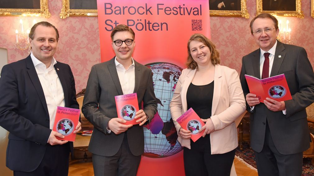 Vier Personen mit Programmheft im barocken Bürgermeisterzimmer. (Foto: Vorlaufer)