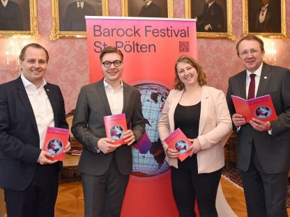 Vier Personen mit Programmheft im barocken Bürgermeisterzimmer. (Foto: Vorlaufer)