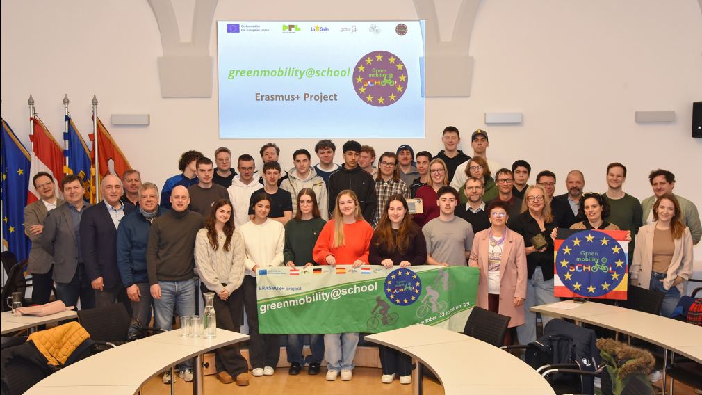 Teilnehmende am Projekt Greenmobility@school mit Vertreter:innen der Stadtpolitik und Verwaltung St. Pöltens. (Foto: Josef Vorlaufer)