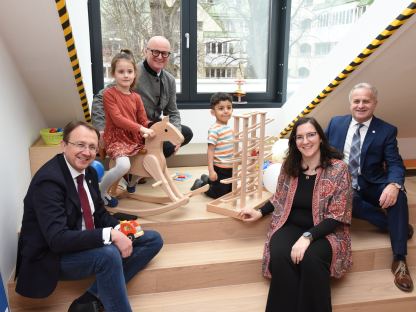 Bürgermeister Matthias Stadler, Baumeister Markus Steinwendtner, Kindergartenleiterin Marion Gnigler und Schulamtsleiter Andreas Schmidt sitzen im neuen Kindergarten mit zwei Kindern. (Foto: Vorlafuer)