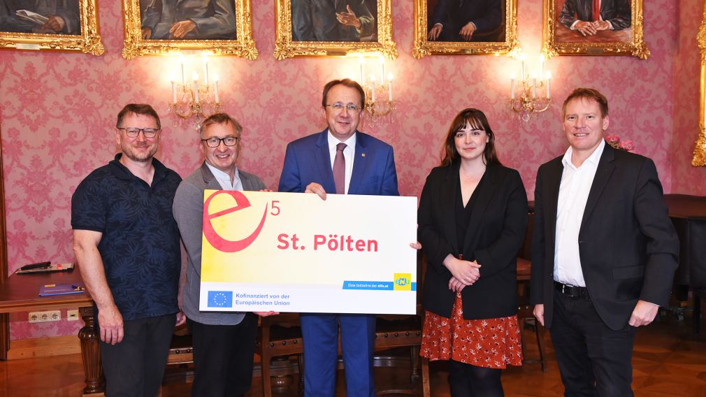 Fünf Personen mit einem Schild im Bürgermeisterzimmer. (Foto: Vorlaufer)