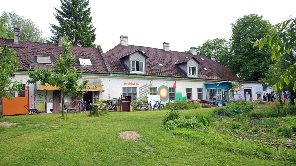 Seit dem 1. Jänner 2021 sind die beiden Vereine LAMES und Sonnenpark – Park der Vielfalt, fusioniert. Der vorübergehende Name lautet „Verein für Kunst, Kultur und Natur am Spratzerner Kirchenweg 81-83. Foto: Josef Vorlaufer