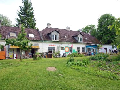 Seit dem 1. Jänner 2021 sind die beiden Vereine LAMES und Sonnenpark – Park der Vielfalt, fusioniert. Der vorübergehende Name lautet „Verein für Kunst, Kultur und Natur am Spratzerner Kirchenweg 81-83. Foto: Josef Vorlaufer