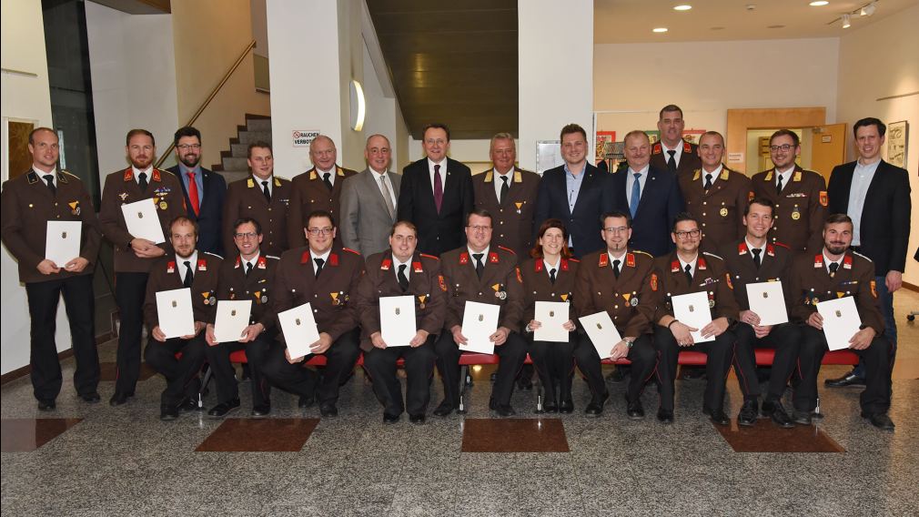 Gruppenfoto der geehrten FeuerwehrkameradInnen im Rathaus. (Foto: Josef Vorlaufer)