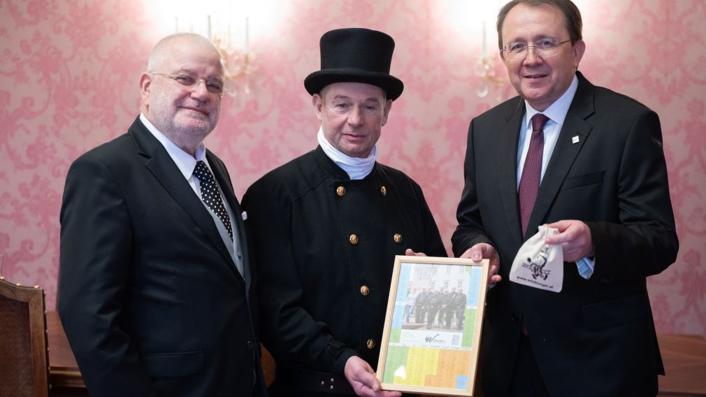 Zum Jahreswechsel statten die Mitarbeiter der „Josef Wildburger Rauchfangkehrerbetriebe“ dem Bürgermeister einen Besuch ab.