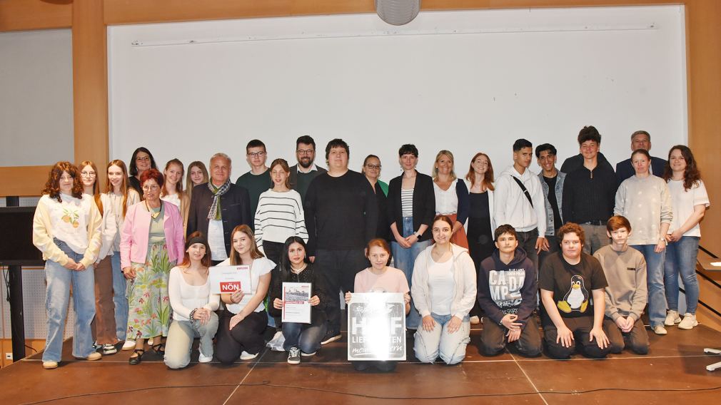 Bürgermeister Matthias Stadler begrüßte die Schüler:innen, Pädagog:innnen und Sponsor:innen zur Verleihung des Umweltpreises. (Foto: Josef Vorlaufer)