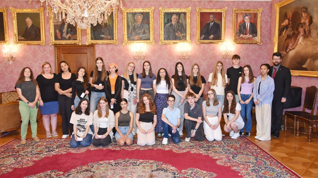 Gruppenfoto mit der 5G des Gymnasiums Josefstraße Vize-Bürgermeister Harald Ludwig und Tatjana Fischer vom Umweltreferat.