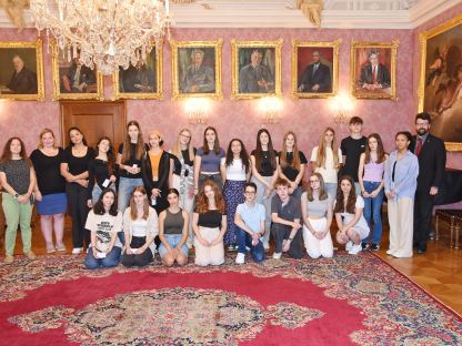 Gruppenfoto mit der 5G des Gymnasiums Josefstraße Vize-Bürgermeister Harald Ludwig und Tatjana Fischer vom Umweltreferat.