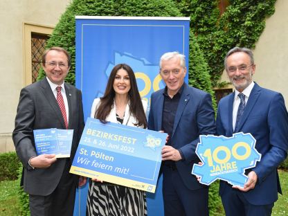 Bürgermeister Matthias Stadler, Sängerin und Vocal Coach Monika Ballwein, Projektkoordinator Martin Lammerhuber und Bezirkshauptmann Josef Kronister präsentierten das Bezirksfest Programm. (Foto: Josef Vorlaufer)