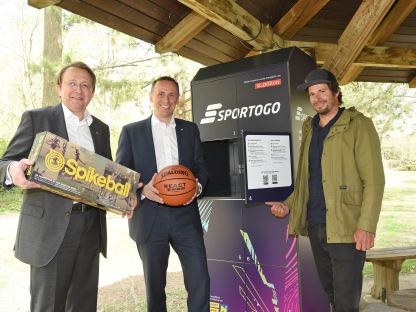 Bürgermeister Matthias Stadler und Sportlandesrat Jochen Danninger eröffnen den ersten Automaten im Hammerpark mit  Sportogo-Geschäftsführer Matthias Mayr