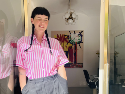 Friseurmeisterin Birgit Fuchs vor ihrem Salonfuchs am Herrenplatz. Foto: Salonfuchs/privat