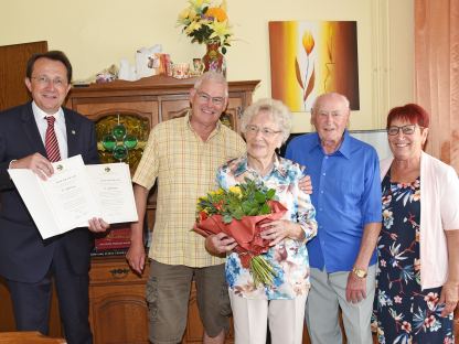 Fünf Personen posieren für ein Gruppenbild. (Foto: Josef Vorlaufer)