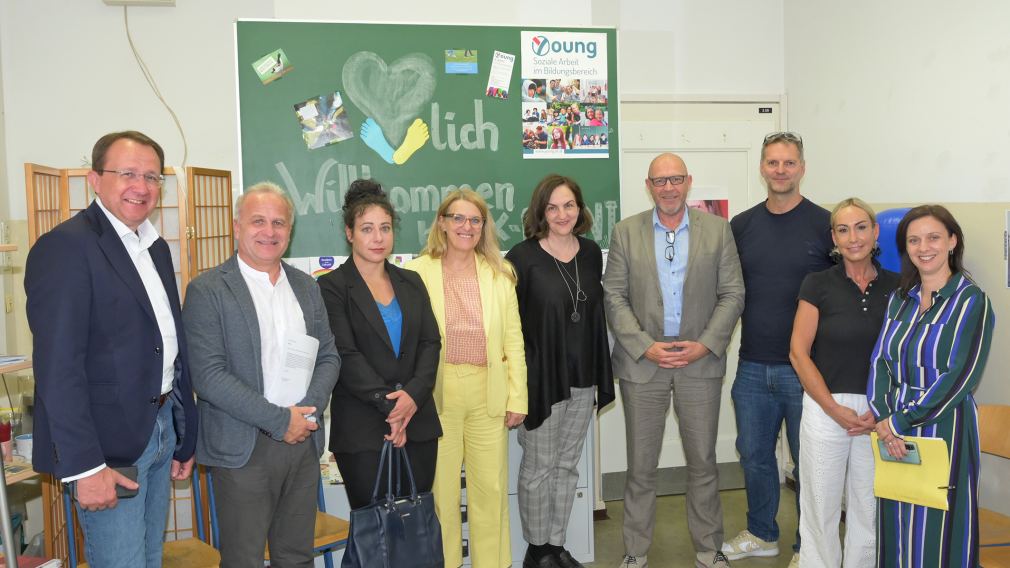 Neun Personen vor einer Tafel. (Foto: Vorlaufer)
