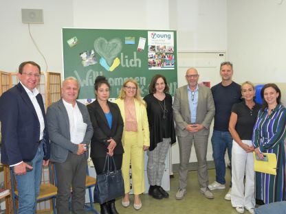 Neun Personen vor einer Tafel. (Foto: Vorlaufer)