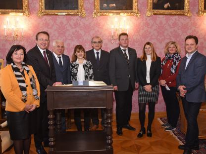Stadträtin Mag. Ingrid Heihs, Bürgermeister Mag. Matthias Stadler, Bürgermeister Dr. Ferenc Kovàcs, Marianna Furkóné, Dr. László Barabás, Vizebürgermeister Dr. Attila Ulrich, Doris Vorlaufer, Elvira Sulzer, Jens de Buck bei dem Besuch im Bürgermeisterzimmer (Foto: Josef Vorlaufer)