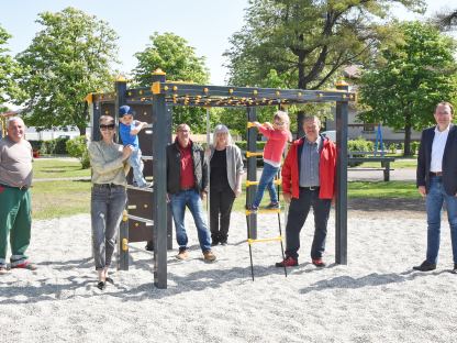 Begutachtet und für „leiwand“ befunden: Die Kinder zeigen sich beim Lokalaugenschein im Hiesberger Park mit der Stadtgärtnerei, Stadtrat Walter Hobiger und Bürgermeister Matthias Stadler begeistert vom neuen Angebot (Foto Josef Vorlaufer). 