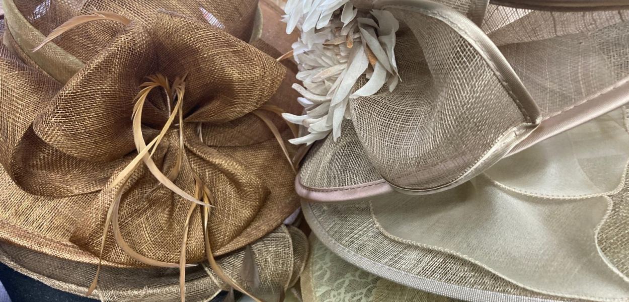 Modisten-Meisterin Anna Öckher vor Regalen voll mit bunten Hüten in ihrem St. Pöltner Geschäft. Foto: Althea Müller