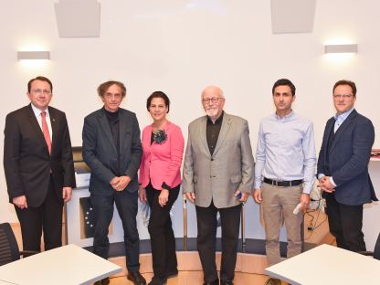Bürgermeister Matthias Stadler, Ernst Beneder, Olivia Schimek-Hickisch, Friedmund Hueber, Ali Acik und Jens de Buck im Gemeinderatssaal. Foto: Josef Vorlaufer

