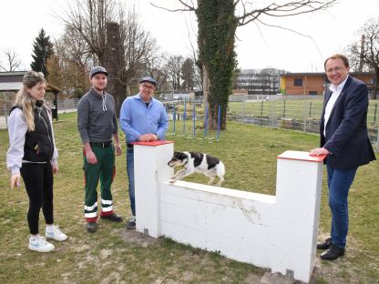 Hundehalterin Michelle Bachel, Daniel Brandtner und Robert Wotapek (Stadtgärtnerei), Maggy und Bürgermeister Matthias Stadler in der neuen Hundezone-Nord. (Foto: Josef Vorlaufer)   