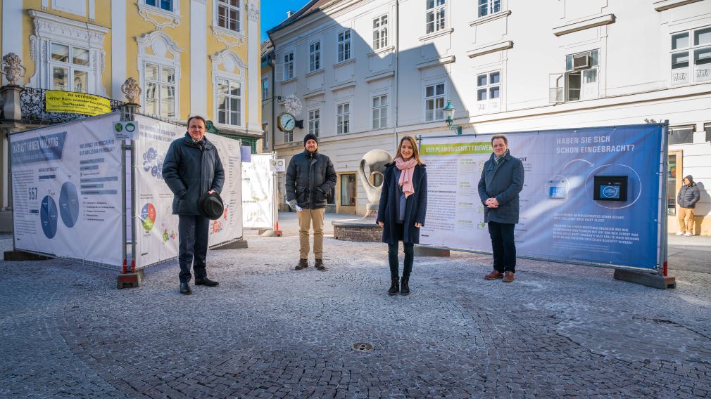 Matthias Stadler, Alexander Schmidbauer (Stadtplanung), Carina Wenda (Stadtplanung) und  Jens de Buck (Stadtplanung) besuchen die Ausstellung zum Promenadenring der Zukunft. Foto: Arman Kalteis