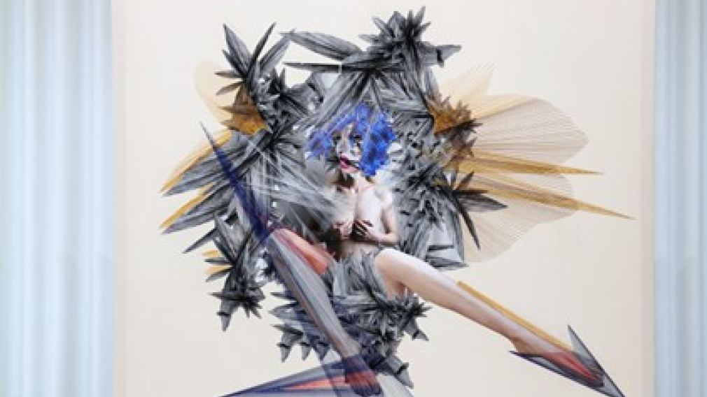 Die Ausstellung präsentiert Werke, wie dieses von Katrin Weidhofer - Beauty is a Demon, Collage und Stickerei auf Leinwand, montiert auf Scherenkran, 200x160cm, 2021 (Foto: NÖDOK)