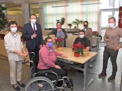 Personen beim Empfang des Bürgerservice im Rathaus St. Pölten. (Foto: Josef Vorlaufer)