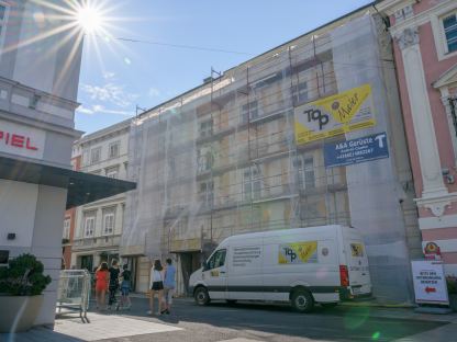 Das Haus Rathausgasse 2, an dem ein Gerüst errichtet wurde, wird saniert. (Foto: Arman Kalteis)