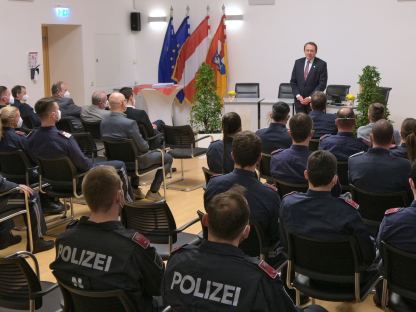 Bürgermeister Mag. Matthias Stadler bedankte sich in seiner Rede bei den zu Ehrenden für ihren Einsatz. (Foto: Wolfgang Mayer)