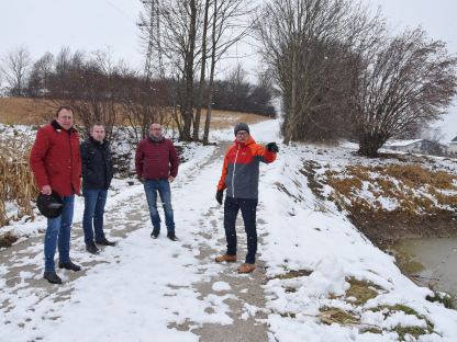 Bürgermeister Matthias Stadler, Michael Bachel (städtische Betriebe), Gärtnermeister Robert Wotapek und Baudirektor Wolfgang Lengauer besichtigen den neuen Weg zum Heirats- und Geburtenwald. (Foto: Josef Vorlaufer) 