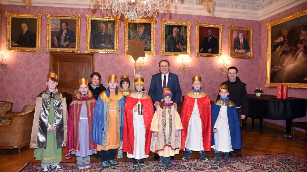 Die Sternsinger:innen aus der Franziskanerpfarre im Bürgermeisterzimmer. (Foto: Corina Muzatko)