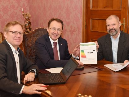Drei Personen an einem Tisch. (Foto: Vorlaufer)