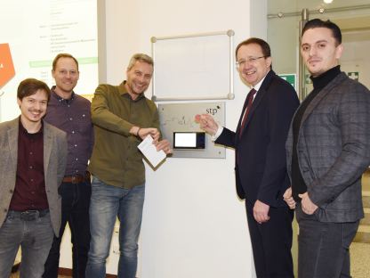 Fünf Personen vor dem neuen Zeiterfassungs-Terminal. (Foto: Vorlaufer)