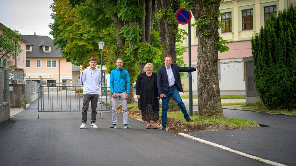 Bürgermeister Matthias Stadler besucht die Baustelle in der Kirchengasse, St. Georgen. 
Von links nach rechts: Julius Eckl, Martin Petermann, GR Birgit Becker und Bürgermeister Matthias Stadler. (Foto: Arman Kalteis)