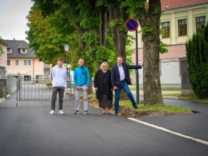 Bürgermeister Matthias Stadler besucht die Baustelle in der Kirchengasse, St. Georgen. 
Von links nach rechts: Julius Eckl, Martin Petermann, GR Birgit Becker und Bürgermeister Matthias Stadler. (Foto: Arman Kalteis)