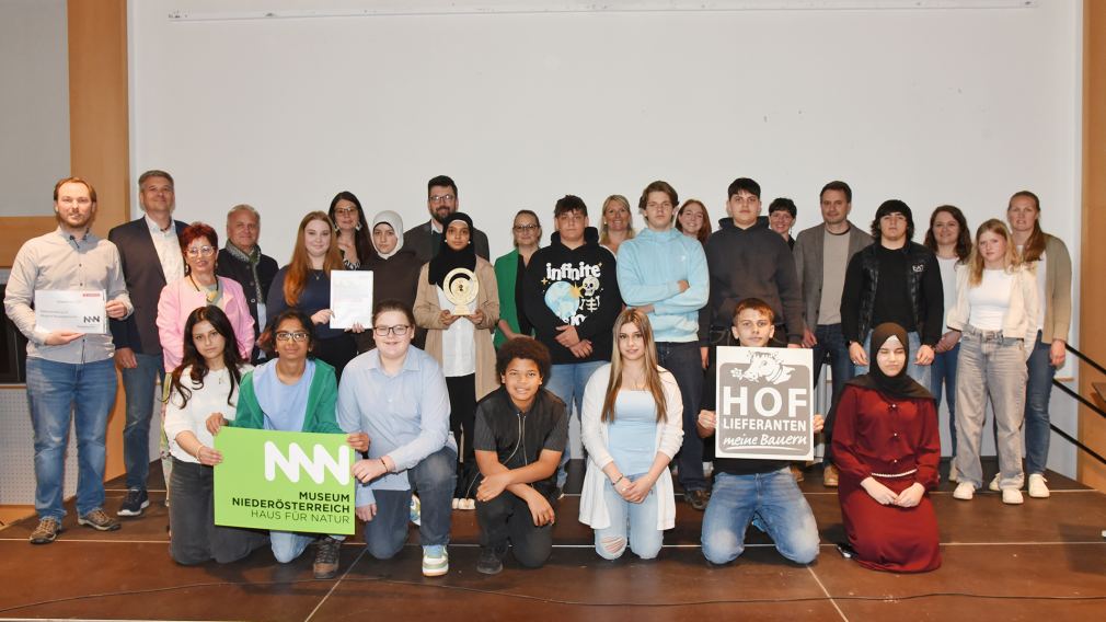 Bürgermeister Matthias Stadler begrüßte die Schüler:innen, Pädagog:innnen und Sponsor:innen zur Verleihung des Umweltpreises. (Foto: Josef Vorlaufer)