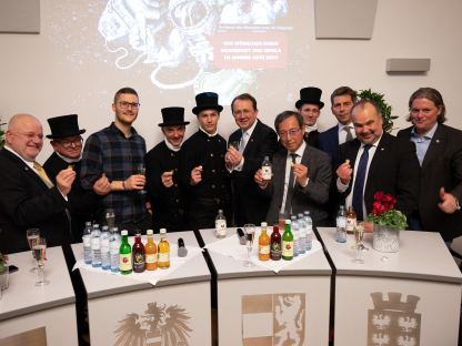 Eine Gruppe an Personen posiert für ein Foto im Gemeinderatssaal beim Wirtschaftsneujahrsempfang im Rathaus St. Pölten. (Foto: Arman Kalteis)