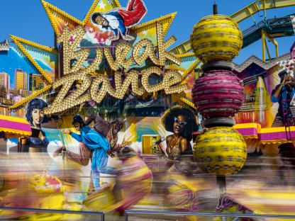 Break Dance Fahrgeschäft am St. Pöltner Volksfest mit blauem Himmel. (Foto: Christian Krückel)