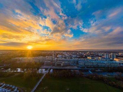 Skyline Ansicht Regierungsviertel bei Sonnenuntergang. (Foto: Sebastian Wegerbauer)