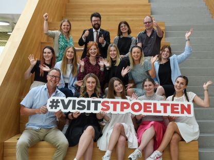 FH-Professorin Carina Wagner-Havlicek, Vizebürgermeister Harald Ludwig, Klara Datzinger von St. Pölten Tourismus, Studiengangsleiter Harald Wimmer und Tourismusdirektor Stefan Bauer mit den Studentinnen des Master-Lehrganges Digital Marketing & Kommunikation. (Foto: Josef Vorlaufer)