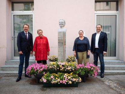 Temporärer Ortswechsel für die Mater Margarete Schörl-Büste. Bürgermeister Matthias Stadler, Erwachsenen- und Elternbildnerin, Schriftstellerin und Schörl-Expertin Doris Kloimstein,  Leiterin des Büros für Diversität St. Pölten Martina Eigelsreiter und Kulturabteilungsleiter Alfred Kellner (von links nach rechts). (Foto: Arman Kalteis)
