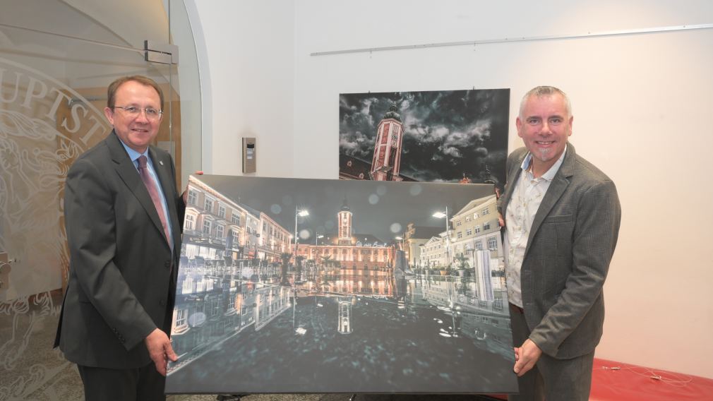 Die Ausstellung "Ansichtssachen" bietet Einblicke in die Vielfältigkeit St. Pöltens. Vom Alltag bis zu Großevents, wie demFrequency, Josef Bollwein (li.) hat seine Kamera immer parat. Foto: Josef Vorlaufer