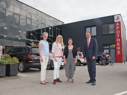 Bürgermeister Matthias Stadler dankte vor Ort allen Beteiligten – Mag. Bernadette Schwab von der Wirtschaftsservicestelle ecopoint, der neuen Kassenärztin Dr. Daniela Hofinger und Apothekerin, Unterschriften-Initiatorin und Hausherrin Mag. Sonja Haas (Foto: Josef Vorlaufer).